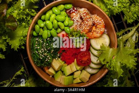 pranzo in un ristorante giapponese. piatto di fagioli di alghe, cerchi di cetrioli e gamberi Foto Stock