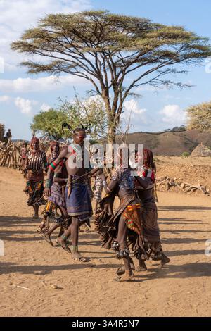 Etiopia, durante una cerimonia le donne stanno ballando in un villaggio della tribù Hamer nella valle sud di Omo. 17 febbraio 2024 Foto Stock