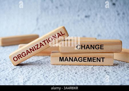 Testo della gestione delle modifiche organizzative su blocchi di legno. Concetto di strategia aziendale organizzativa e strategica. Foto Stock