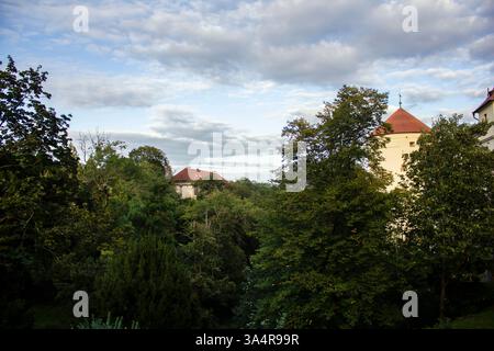 Una vista da Carratiho Kašna verso la Torre delle polveri di Mihulka a Praga, che mostra l'architettura storica e la caratteristica forma rotonda della torre. Foto Stock