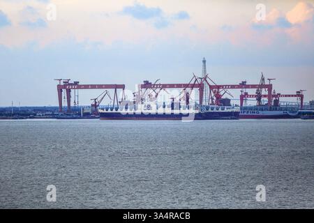 Immagine del file: 19 marzo 2025. Il CIELO ATLANTICO durante la sua costruzione presso i cantieri cinesi Hudong-Zhonghua a Shanghai nel 2017. Questa settimana, la nave cargo Ro-Ro container, di proprietà della compagnia statunitense ACL, sta facendo scalo a New York e Baltimora dopo aver attraversato l'Atlantico dall'Europa, come al solito. Visite portuali che potrebbero costare molto di più al suo proprietario americano nelle prossime settimane, con l'introduzione di tasse portuali esorbitanti per le navi di costruzione cinese o legate alla Cina. Il settore della spedizione e della logistica, il settore della costruzione navale e dei shiprepair, le aziende... credito: KEVIN IZORCE/Alamy Live News Foto Stock