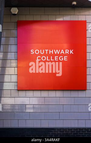 Un segno per il Southwark College in the Cut, Southwark. Foto Stock