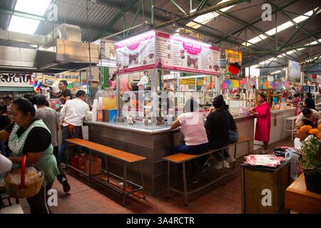 Atlixco, Puebla, Messico; 1 gennaio 2025: Atmosfera al mercato Benito Juarez , famoso per i suoi salumi e le sue bancarelle alimentari. Foto Stock