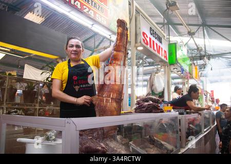 Atlixco, Puebla, Messico; 1 gennaio 2025: Atmosfera al mercato Benito Juarez , famoso per i suoi salumi e le sue bancarelle alimentari. Foto Stock