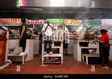 Atlixco, Puebla, Messico; 1 gennaio 2025: Atmosfera al mercato Benito Juarez , famoso per i suoi salumi e le sue bancarelle alimentari. Foto Stock