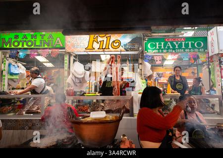 Atlixco, Puebla, Messico; 1 gennaio 2025: Atmosfera al mercato Benito Juarez , famoso per i suoi salumi e le sue bancarelle alimentari. Foto Stock