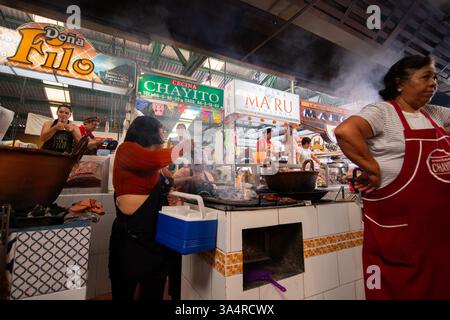 Atlixco, Puebla, Messico; 1 gennaio 2025: Atmosfera al mercato Benito Juarez , famoso per i suoi salumi e le sue bancarelle alimentari. Foto Stock