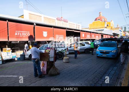 Atlixco, Puebla, Messico; 1 gennaio 2025: Atmosfera al mercato Benito Juarez , famoso per i suoi salumi e le sue bancarelle alimentari. Foto Stock