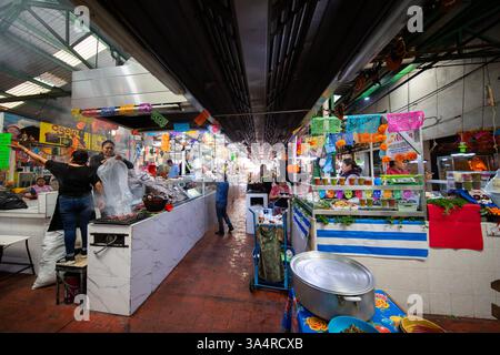 Atlixco, Puebla, Messico; 1 gennaio 2025: Atmosfera al mercato Benito Juarez , famoso per i suoi salumi e le sue bancarelle alimentari. Foto Stock