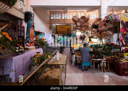 Atlixco, Puebla, Messico; 1 gennaio 2025: Atmosfera al mercato Benito Juarez , famoso per i suoi salumi e le sue bancarelle alimentari. Foto Stock