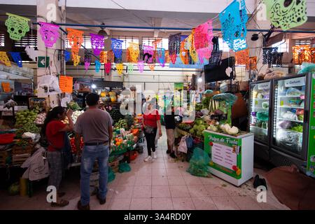 Atlixco, Puebla, Messico; 1 gennaio 2025: Atmosfera al mercato Benito Juarez , famoso per i suoi salumi e le sue bancarelle alimentari. Foto Stock