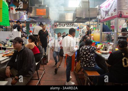 Atlixco, Puebla, Messico; 1 gennaio 2025: Atmosfera al mercato Benito Juarez , famoso per i suoi salumi e le sue bancarelle alimentari. Foto Stock