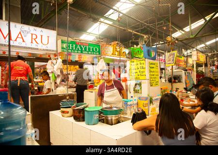 Atlixco, Puebla, Messico; 1 gennaio 2025: Atmosfera al mercato Benito Juarez , famoso per i suoi salumi e le sue bancarelle alimentari. Foto Stock