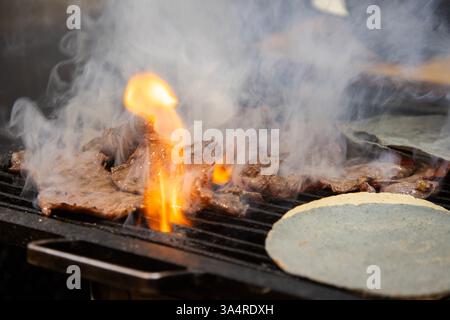 Manzo jerky barbacoa è il piatto tradizionale di Atlixco nella regione di Puebla in Messico. Foto Stock