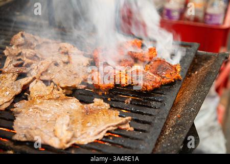 Manzo jerky barbacoa è il piatto tradizionale di Atlixco nella regione di Puebla in Messico. Foto Stock