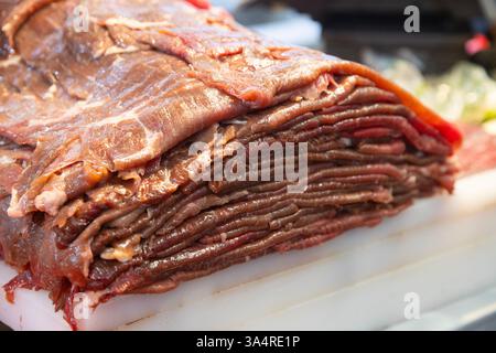 Manzo jerky barbacoa è il piatto tradizionale di Atlixco nella regione di Puebla in Messico. Foto Stock