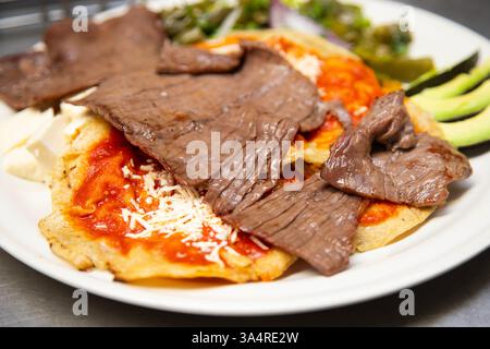 Manzo jerky barbacoa è il piatto tradizionale di Atlixco nella regione di Puebla in Messico. Foto Stock