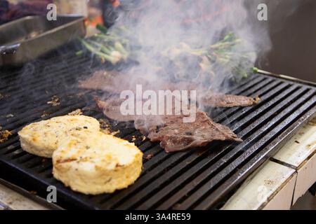 Manzo jerky barbacoa è il piatto tradizionale di Atlixco nella regione di Puebla in Messico. Foto Stock
