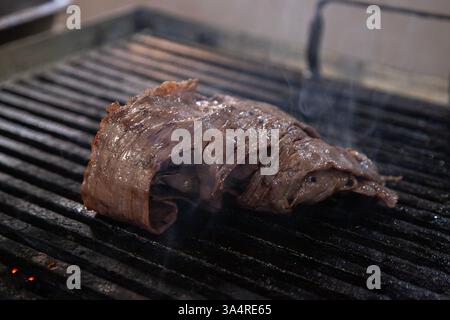 Manzo jerky barbacoa è il piatto tradizionale di Atlixco nella regione di Puebla in Messico. Foto Stock