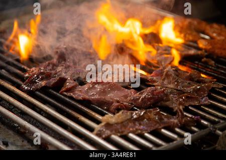 Manzo jerky barbacoa è il piatto tradizionale di Atlixco nella regione di Puebla in Messico. Foto Stock