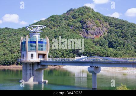 Contea di Damyang, Corea del Sud - 23 settembre 2020: Una moderna torre di osservazione si erge sulla diga di Damyang e offre vedute panoramiche del bacino idrico e della surr Foto Stock