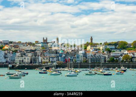Vista del porto e delle case colorate della città di St Peter Port a Guernsey, Isole del Canale Foto Stock