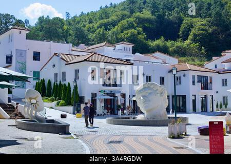 Contea di Damyang, Corea del Sud - 23 settembre 2020: Una piazza panoramica a Meta Provence con edifici bianchi in stile mediterraneo, tetti in terracotta, e. Foto Stock