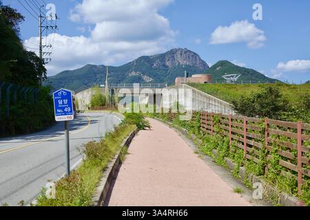 Contea di Damyang, Corea del Sud - 23 settembre 2020: Una sezione del sentiero ciclabile di Yeongsangang corre lungo una strada che porta alla diga di Damyang e a Damyang Lak Foto Stock