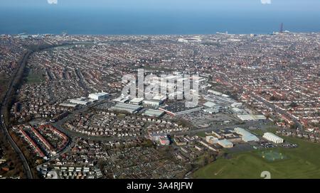 Vista aerea di Blackpool, Lancashire da est, che guarda attraverso la città verso il Mare d'Irlanda. In primo piano sono inclusi Asda & St George's School Foto Stock