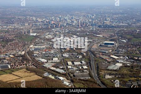 Vista aerea della città di Leeds dal sud-ovest, guardando l'autostrada M621 e la strada A62 attraverso le aree industriali sulla Gelderd Road e vicino a Beeston Foto Stock