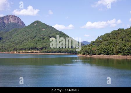 Contea di Damyang, Corea del Sud - 23 settembre 2020: Le acque tranquille del lago Damyang riflettono le colline boscose circostanti e le montagne, creando un pe Foto Stock