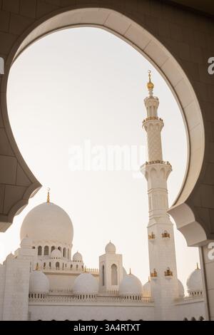Abu Dhabi, Emirati Arabi Uniti - 9 marzo 2025 : Dettagli architettonici della sublime moschea di Abu Dhabi - Emirati Arabi Uniti - viaggio - 21 Foto Stock