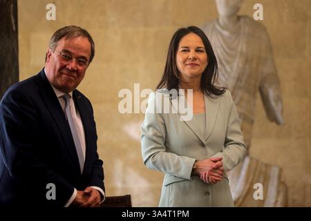 Baabda, Baabda, Libano. 19 marzo 2025. Il ministro degli Esteri tedesco Annalena Baerbock e il politico tedesco Armin Laschet arrivano per incontrare il presidente libanese Joseph Aoun al palazzo presidenziale di Baabda, a sud-est di Beirut. Una ripresa dei combattimenti nella guerra tra Israele e Hamas minaccia gli sforzi di pace degli stati arabi, Baerbock ha detto prima del suo viaggio in Libano e Siria per discutere del conflitto. (Credit Image: © Marwan Naamani/ZUMA Press Wire) SOLO PER USO EDITORIALE! Non per USO commerciale! Foto Stock
