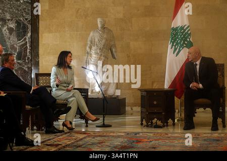 Baabda, Baabda, Libano. 19 marzo 2025. Il ministro degli Esteri tedesco Annalena Baerbock (L) gesta durante il suo incontro con il politico tedesco Armin Laschet il presidente libanese Joseph Aoun al Palazzo Presidenziale di Baabda, a sud-est di Beirut. Una ripresa dei combattimenti nella guerra tra Israele e Hamas minaccia gli sforzi di pace degli stati arabi, Baerbock ha detto prima del suo viaggio in Libano e Siria per discutere del conflitto. (Credit Image: © Marwan Naamani/ZUMA Press Wire) SOLO PER USO EDITORIALE! Non per USO commerciale! Foto Stock