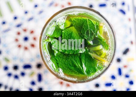 Bicchiere di tipico tè alla menta marocchino, Café Hafa, Tangeri, Marocco, Nord Africa Foto Stock