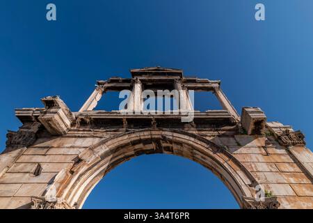 Vista dal basso dell'Arco di Adriano, Atene, Grecia Foto Stock