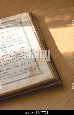 Un libro è attualmente aperto e mostra una pagina con la lettera a stampata in modo prominente, catturando l'attenzione Foto Stock