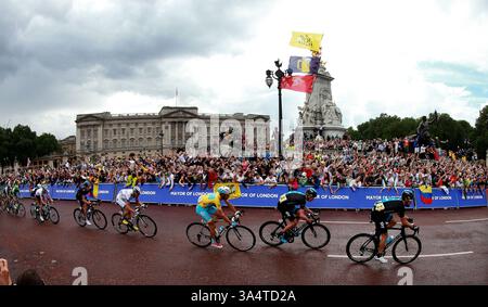 Foto del file del 07-07-2014 di Vincenzo Nibali (centro) dell'Astana Pro Team e Chris Froome (seconda a destra) del Team Sky oltrepassa Buckingham Palace sulla terza tappa del Tour de France, Londra. Edimburgo è stata scelta per fornire uno "sfondo magnifico" all'inizio del Tour de France 2027. Scozia, Inghilterra e Galles condivideranno sei tappe del più grande evento ciclistico del mondo, tre per le gare maschili e femminili, che partiranno entrambe nello stesso paese, il Regno Unito, per la prima volta. Data di pubblicazione: Mercoledì 19 marzo 2025. Foto Stock