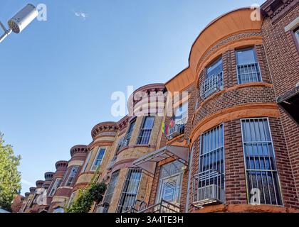 Una fila di case di due famiglie in mattoni e terracotta sulla 58th Street a Sunset Park, Brooklyn, con caratteristiche facciate bulbose e alte cime. Foto Stock