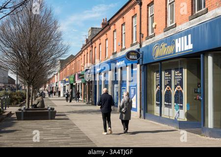 Persone che camminano nel centro di Ashington, Northumberland, Inghilterra, Regno Unito Foto Stock
