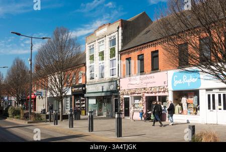 Persone che camminano nel centro di Ashington, Northumberland, Inghilterra, Regno Unito Foto Stock