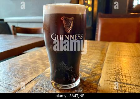 Pinta di Guinness in un pub. Swansea, Galles, Regno Unito. 17 marzo 2025. Foto Stock