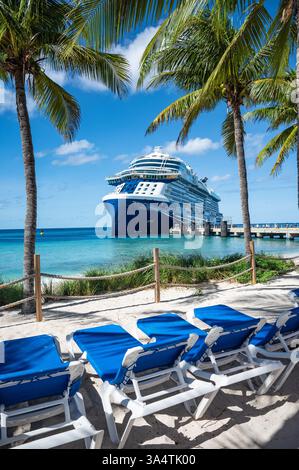 Grand Turk, Turks e Caicos - 20 novembre 2024: Nave da crociera Celebrity Ascent ormeggiata nel porto di Grand Turk. Sedie a sdraio sulla spiaggia Foto Stock