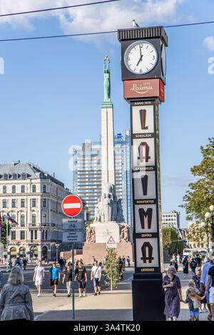 Riga, Lettonia - 7 luglio 2023: Orologio di Laima sulla piazza vicino al Monumento alla libertà in centro. E' il luogo d'incontro piu' popolare a riga per i residenti Foto Stock