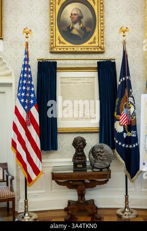 Washington, Stati Uniti. 17 marzo 2025. Una copia della U. La dichiarazione di indipendenza S installata presso l'Ufficio ovale della Casa Bianca, 17 marzo 2025 a Washington, DC Trump, da quando è tornato alla Casa Bianca ha installato un dipinto di Andrew Jackson, un ritratto di George Washington, un busto di Winston Churchill, insieme a un bottone quando premuto ordina una Diet Coke. Credito: Daniel Torok/White House Photo/Alamy Live News Foto Stock