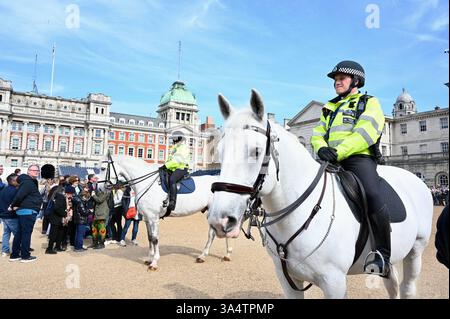 Polizia a cavallo, cambio della guardia, Horse Guards Parade, Londra, Regno Unito Foto Stock