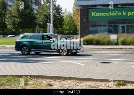 OSTRAVA, CECHIA - 13 SETTEMBRE 2023: Volkswagen Passat B8 variante verde Alltrack (tipo 3G) con sfocatura del movimento Foto Stock