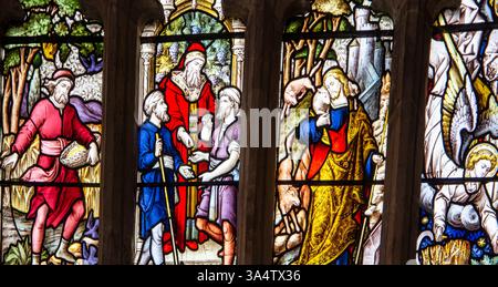 Splendide vetrate colorate raffiguranti scene bibliche, con colorate figure bibliche e un design intricato Foto Stock