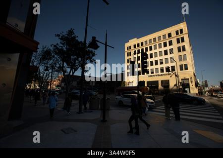 Glendale, California, USA - 15 marzo 2025: Il traffico pomeridiano passa attraverso il cuore del centro di Glendale. Foto Stock