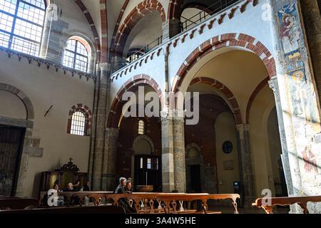 L'atrio all'interno della basilica di Sant'Ambrogio - Milano, Italia - 3 marzo 2025 Foto Stock